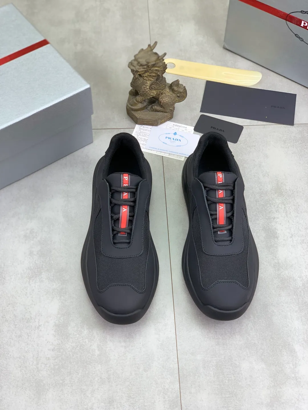 Men's shoes 💰P620 new (higher version) new PRADA (Prada) classic models are on the market at the same time, new men's shoes, 😘fabrics are selected from original imported calfskin. First layer of imported cowhide lining. The original version is awesome! 👍🏿Original open-molded non-slip PU outsole, with exquisite lines, simple and elegant, super comfortable and classy on foot, suitable for leisure travel. Code number: 38-45 (46 customized) 3️⃣ colors available